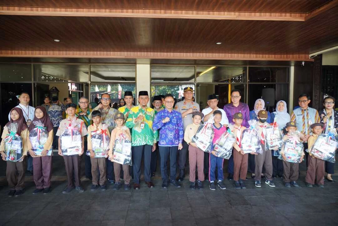 ‘Like Sedekah Jumat’ Himpun Rp215 juta, Seribu Paket Sekolah Disalurkan